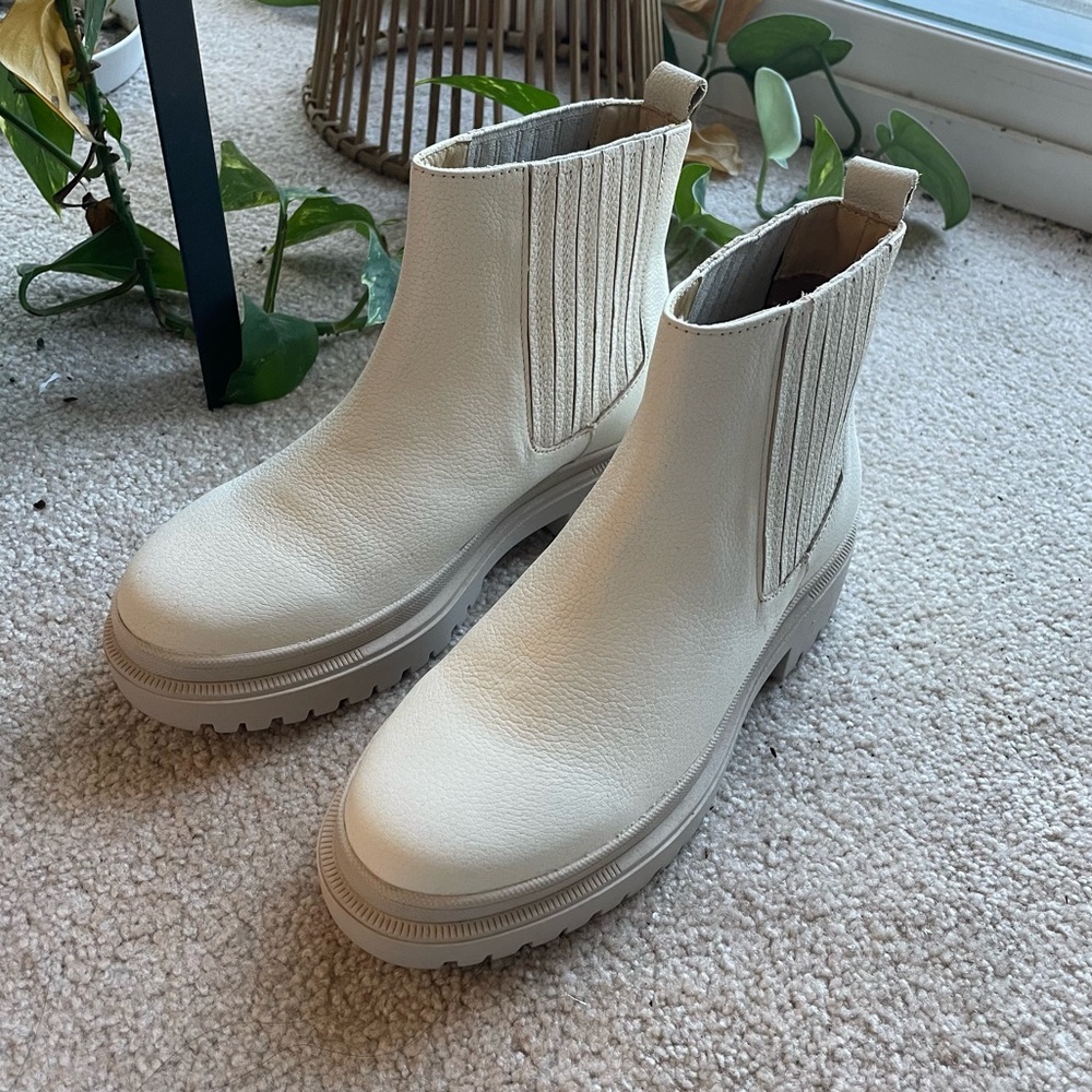 Patina Portland Leather white Chelsea boots Sz 6 1/2 NWOT